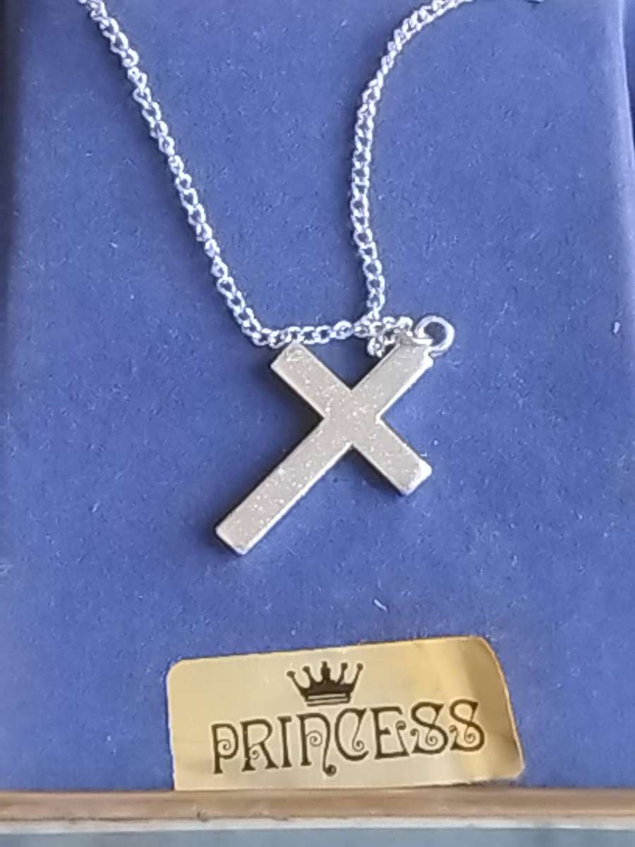 ELEGANT SILVER CHAIN AND CROSS PENDANT IN ORIGINAL DISPLAY BOX