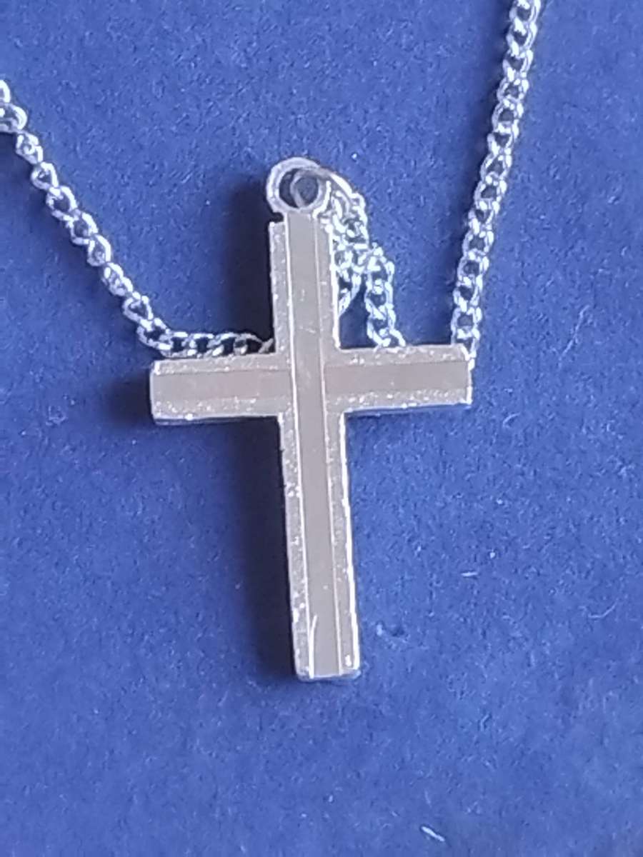 ELEGANT SILVER CHAIN AND CROSS PENDANT IN ORIGINAL DISPLAY BOX