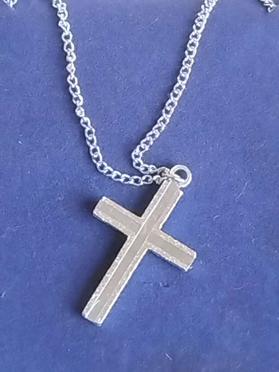 ELEGANT SILVER CHAIN AND CROSS PENDANT IN ORIGINAL DISPLAY BOX