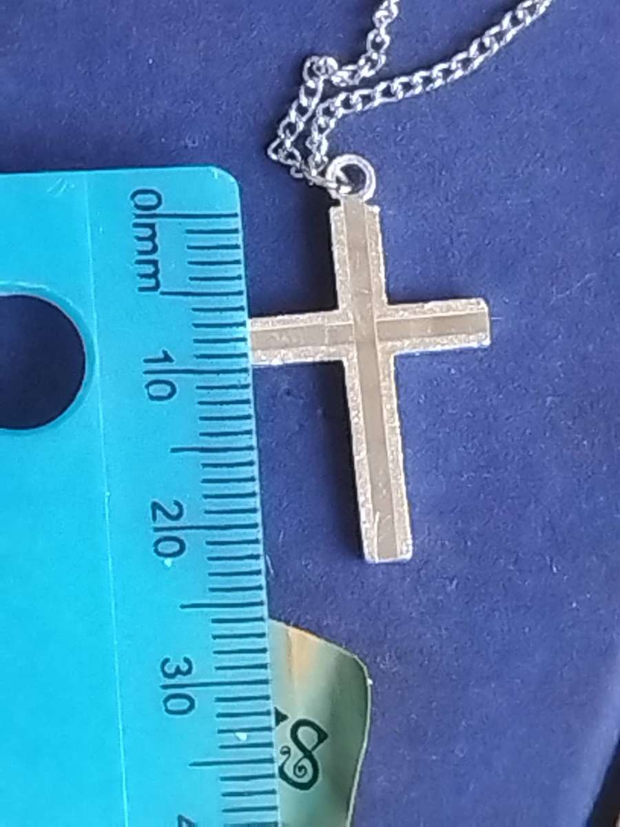 ELEGANT SILVER CHAIN AND CROSS PENDANT IN ORIGINAL DISPLAY BOX