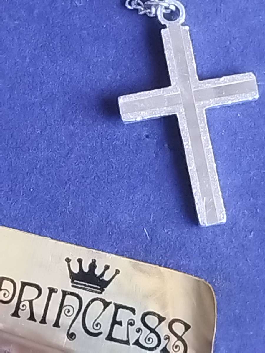 ELEGANT SILVER CHAIN AND CROSS PENDANT IN ORIGINAL DISPLAY BOX