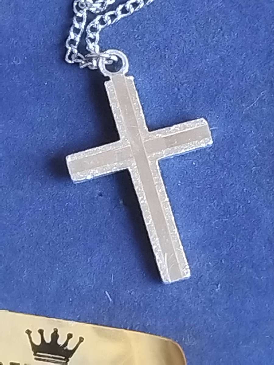 ELEGANT SILVER CHAIN AND CROSS PENDANT IN ORIGINAL DISPLAY BOX