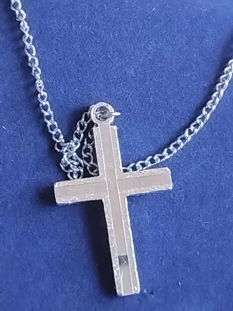 ELEGANT SILVER CHAIN AND CROSS PENDANT IN ORIGINAL DISPLAY BOX