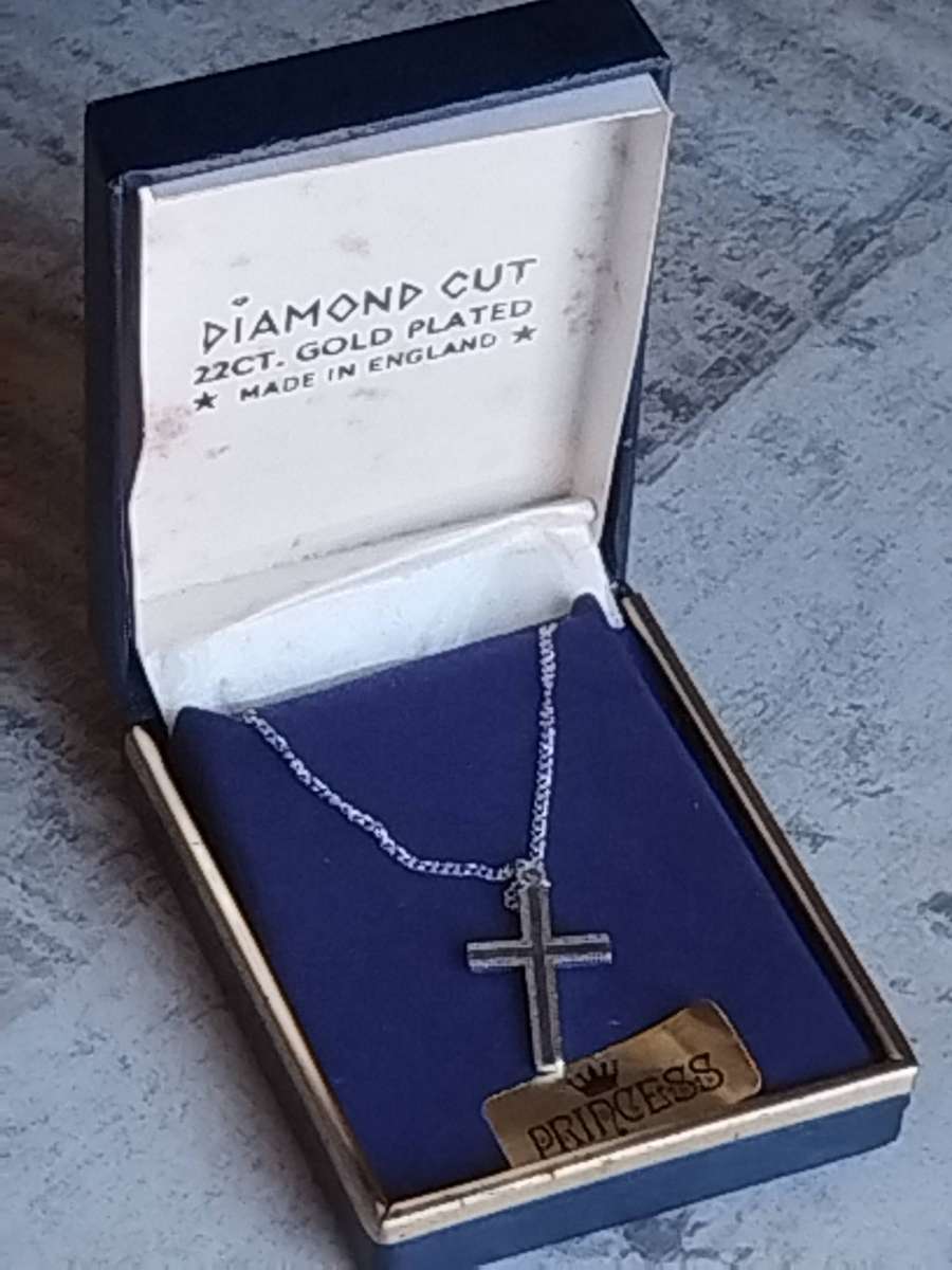 ELEGANT SILVER CHAIN AND CROSS PENDANT IN ORIGINAL DISPLAY BOX