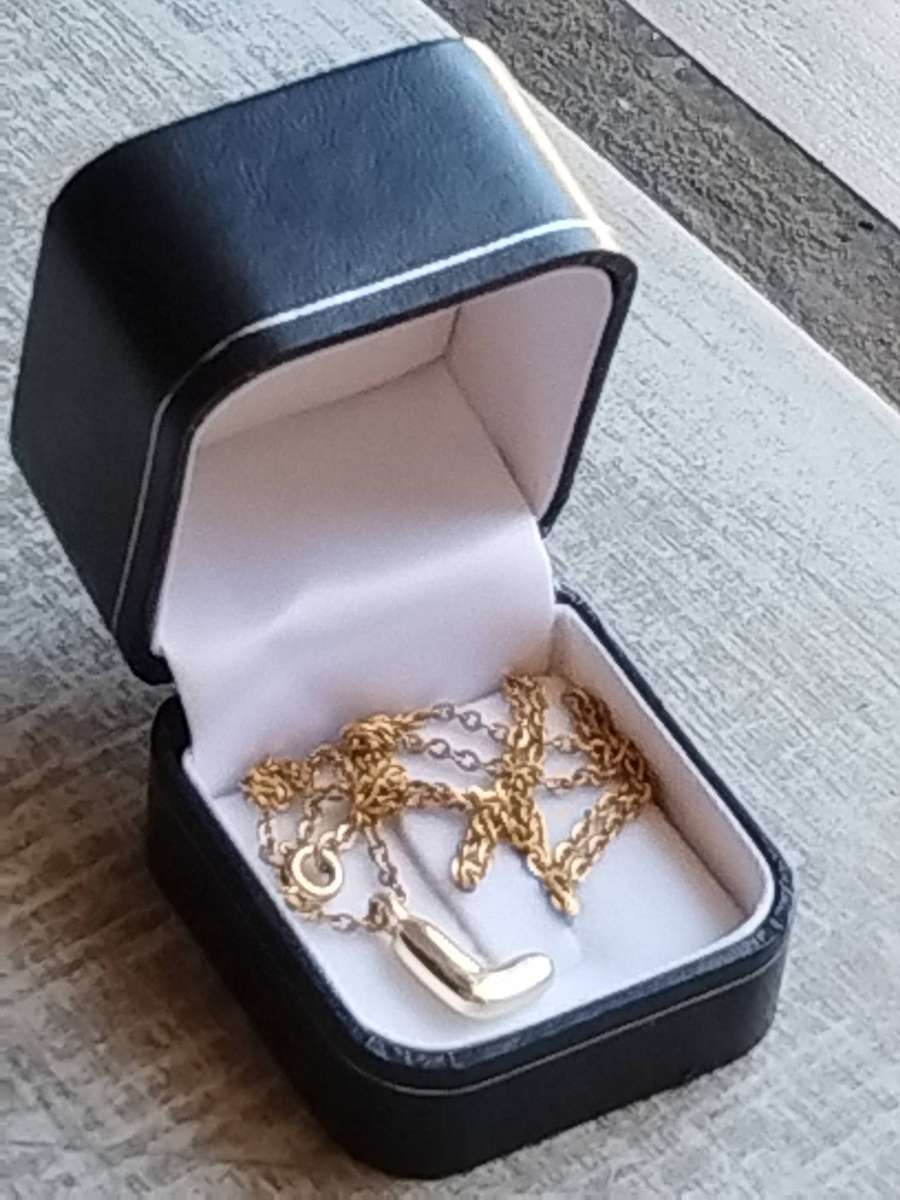 LADIES GOLD PLATED CHAIN WITH LETTER "L" PENDANT IN DISPLAY BOX