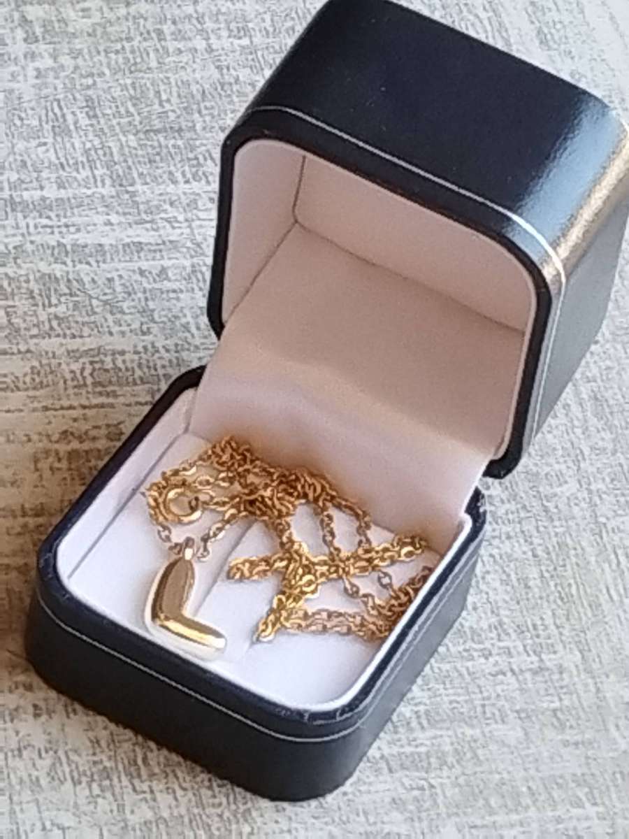 LADIES GOLD PLATED CHAIN WITH LETTER "L" PENDANT IN DISPLAY BOX