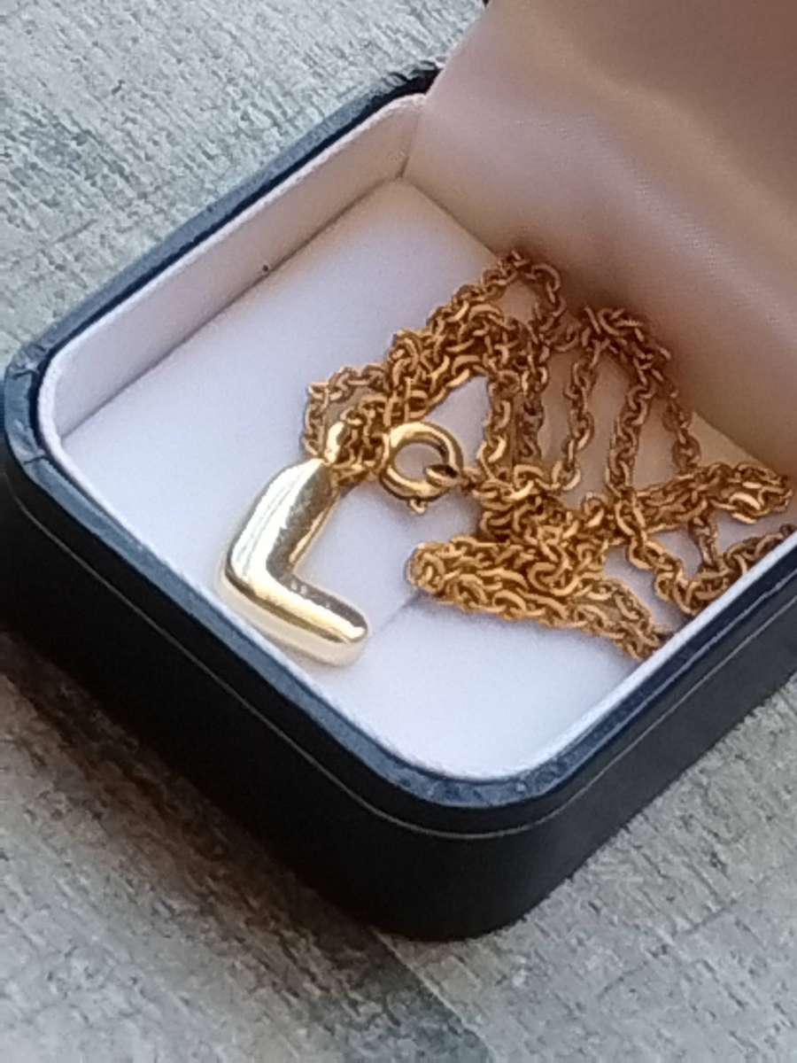 LADIES GOLD PLATED CHAIN WITH LETTER "L" PENDANT IN DISPLAY BOX