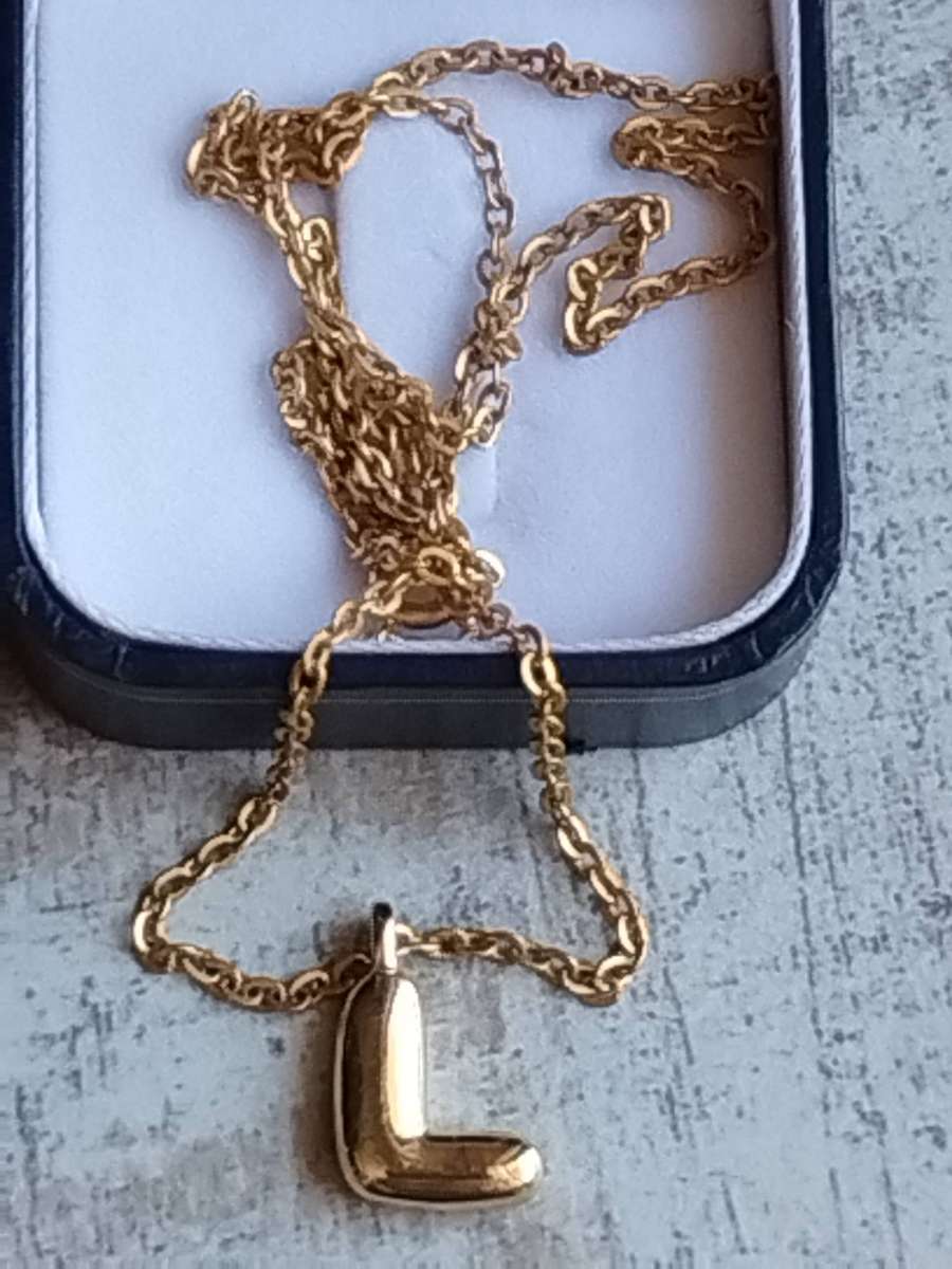 LADIES GOLD PLATED CHAIN WITH LETTER "L" PENDANT IN DISPLAY BOX