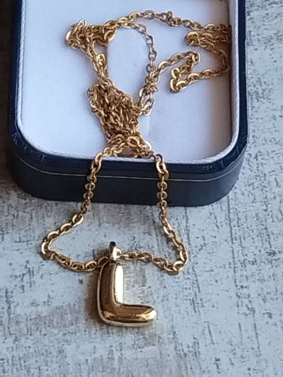 LADIES GOLD PLATED CHAIN WITH LETTER "L" PENDANT IN DISPLAY BOX
