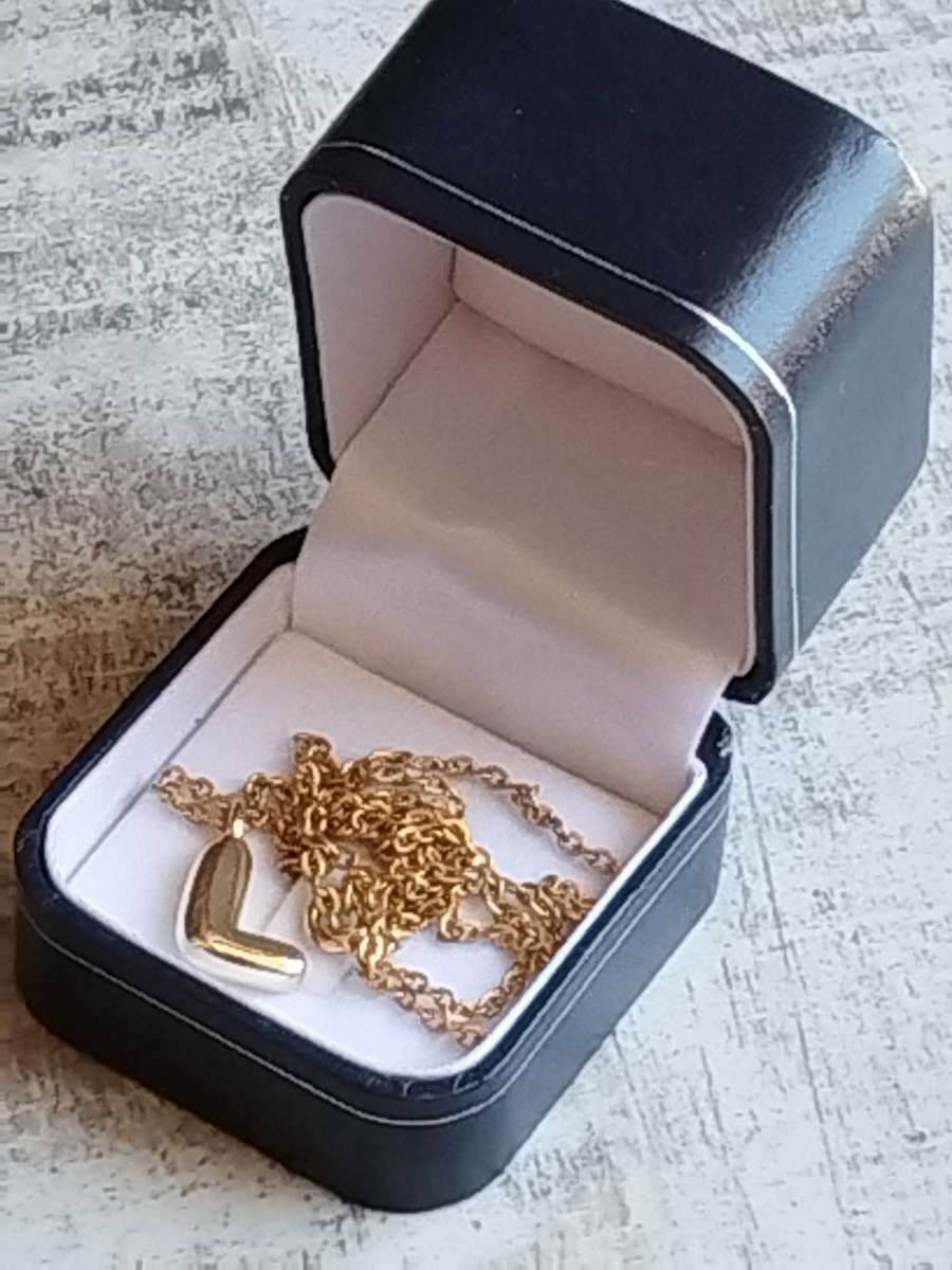 LADIES GOLD PLATED CHAIN WITH LETTER "L" PENDANT IN DISPLAY BOX