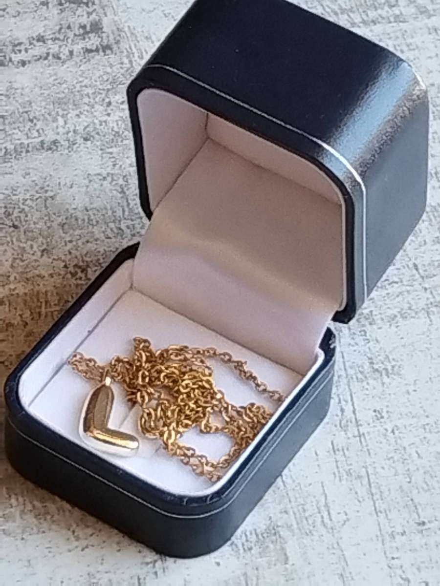 LADIES GOLD PLATED CHAIN WITH LETTER "L" PENDANT IN DISPLAY BOX