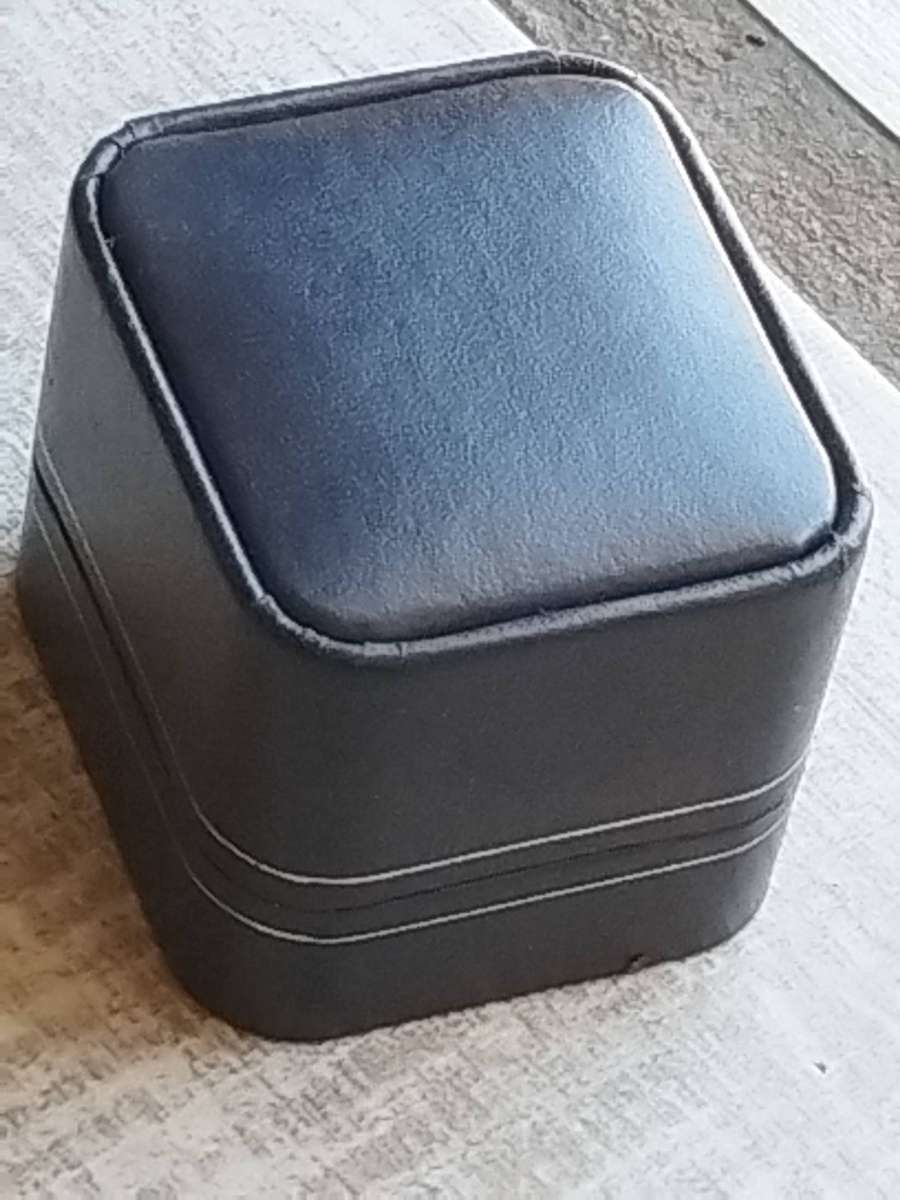 LADIES GOLD PLATED CHAIN WITH LETTER "L" PENDANT IN DISPLAY BOX