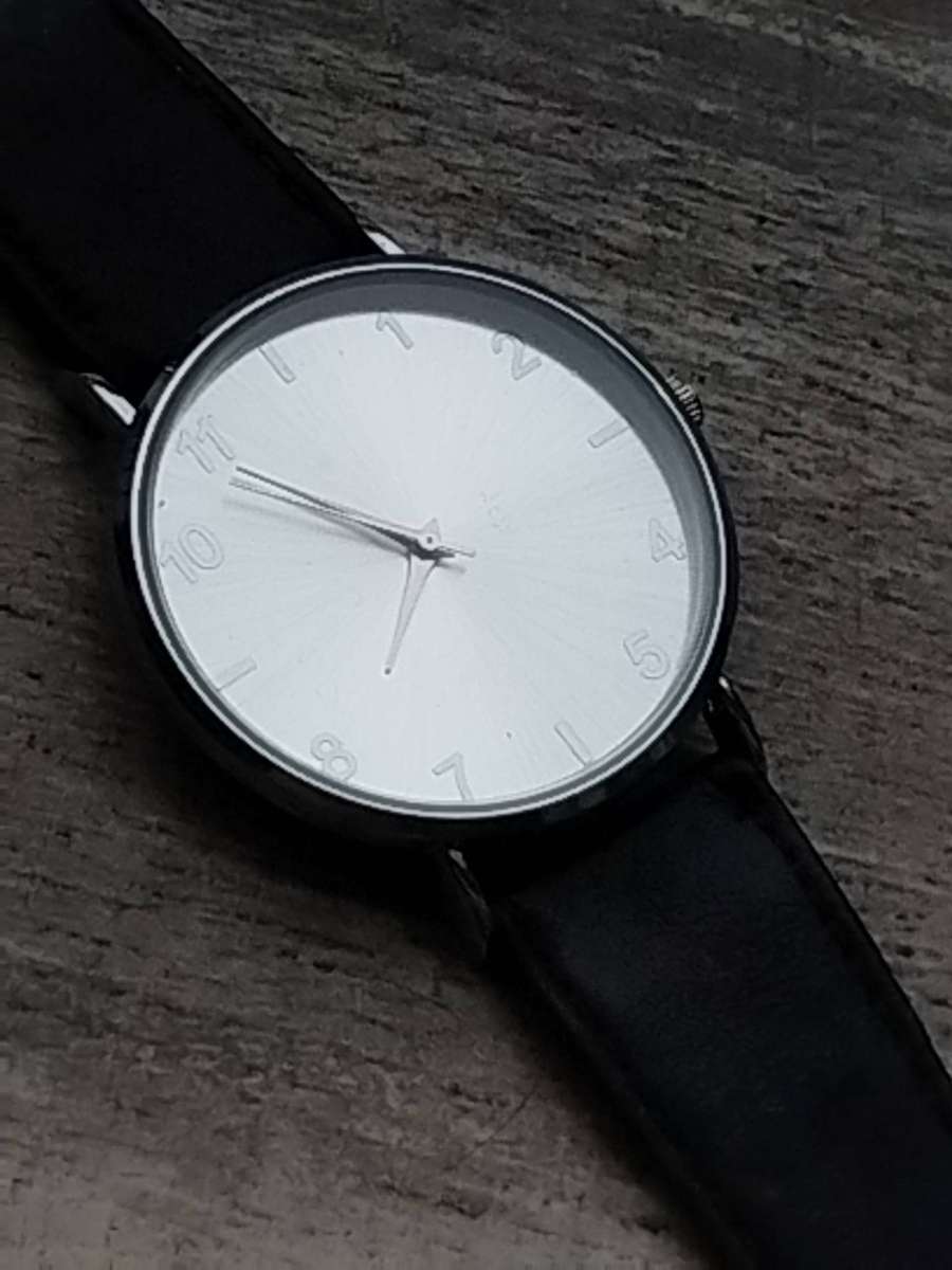 MENS CLASSIC DRESS WATCH WITH 40MM DIAL IN EXCELLENT WORKING CONDITION