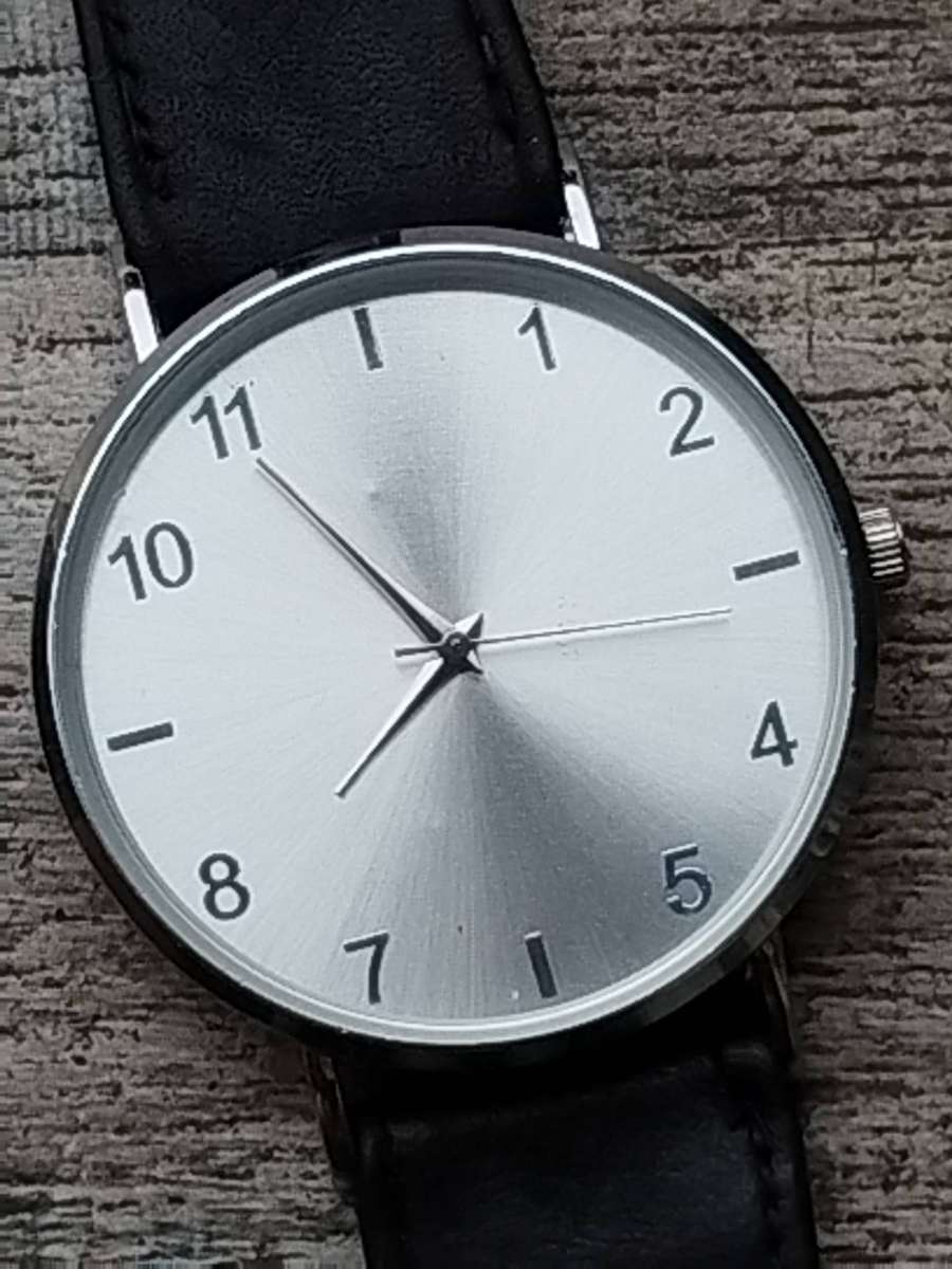 MENS CLASSIC DRESS WATCH WITH 40MM DIAL IN EXCELLENT WORKING CONDITION