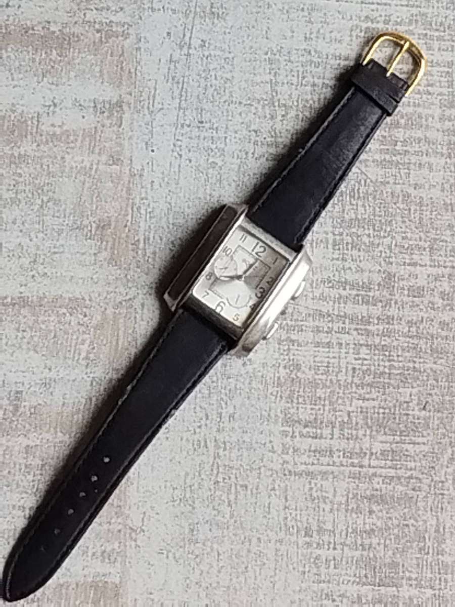MENS FASHION WATCH WITH GENUINE LEATHER STRAP IN EXCELLENT WORKING CONDITION