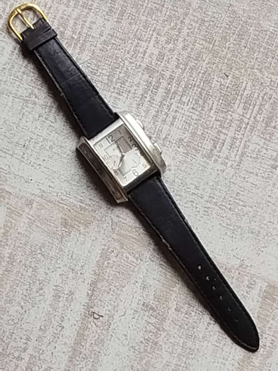MENS FASHION WATCH WITH GENUINE LEATHER STRAP IN EXCELLENT WORKING CONDITION