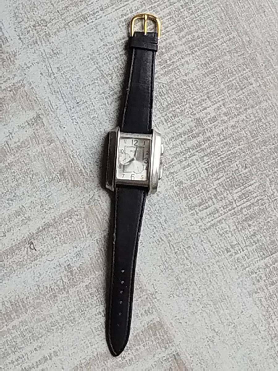 MENS FASHION WATCH WITH GENUINE LEATHER STRAP IN EXCELLENT WORKING CONDITION