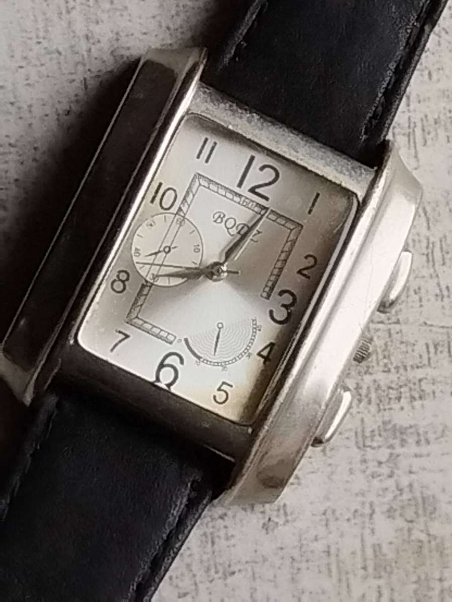 MENS FASHION WATCH WITH GENUINE LEATHER STRAP IN EXCELLENT WORKING CONDITION