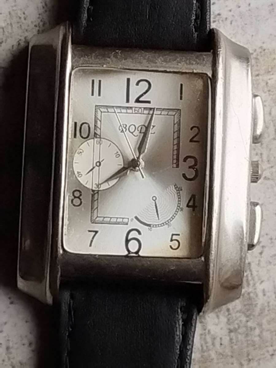 MENS FASHION WATCH WITH GENUINE LEATHER STRAP IN EXCELLENT WORKING CONDITION