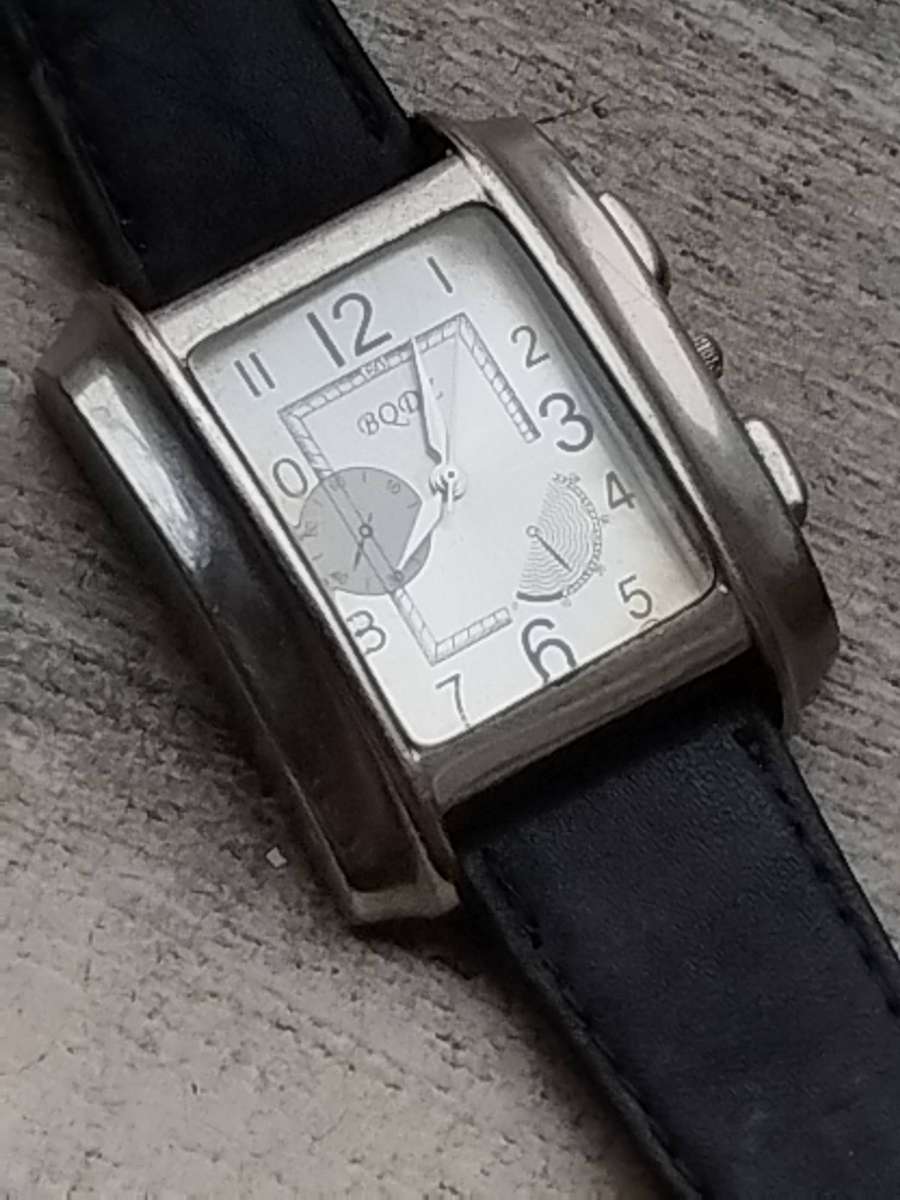 MENS FASHION WATCH WITH GENUINE LEATHER STRAP IN EXCELLENT WORKING CONDITION