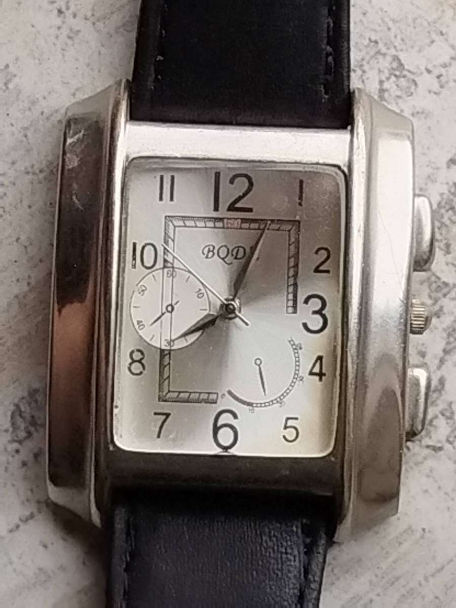 MENS FASHION WATCH WITH GENUINE LEATHER STRAP IN EXCELLENT WORKING CONDITION
