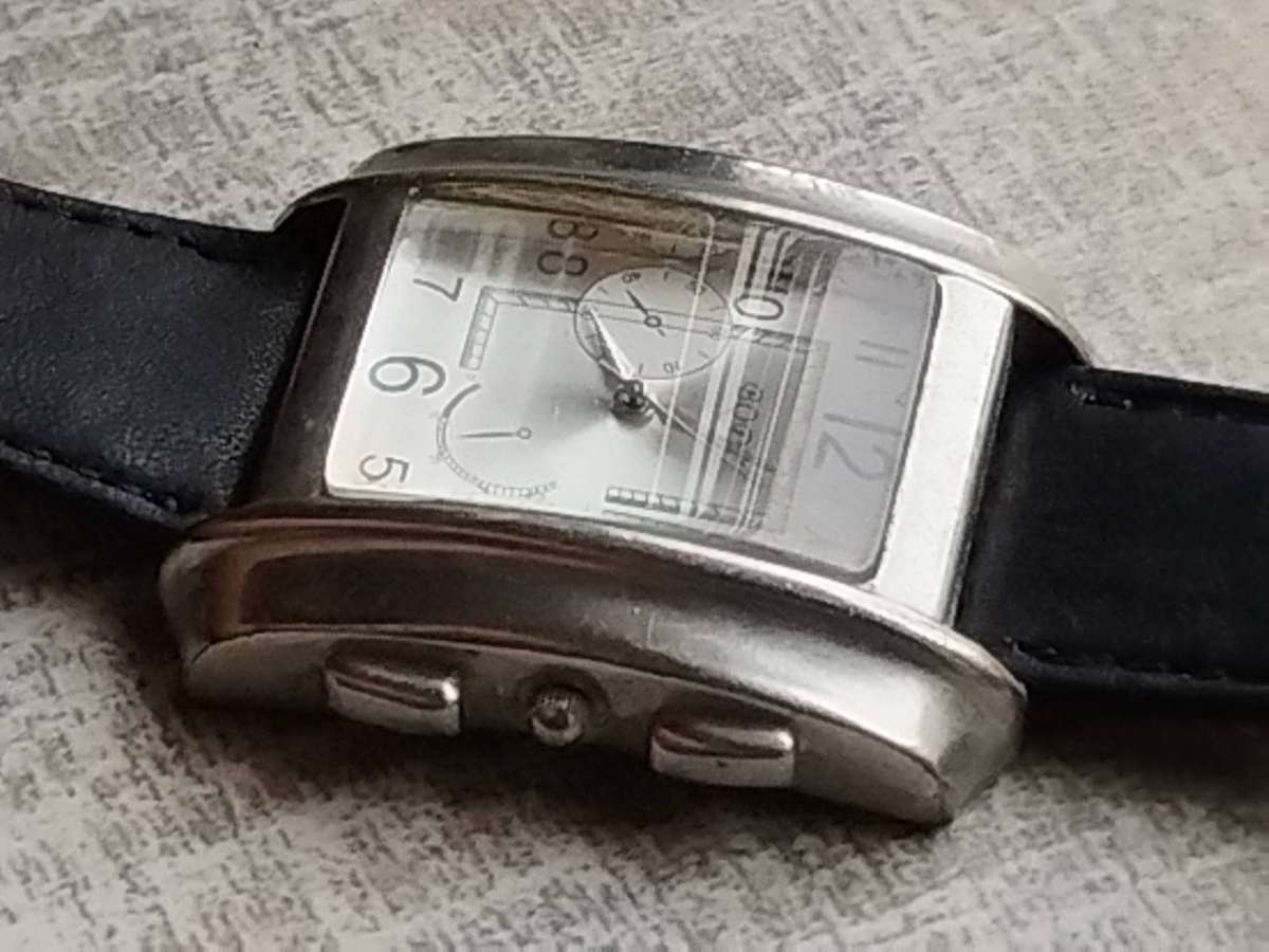 MENS FASHION WATCH WITH GENUINE LEATHER STRAP IN EXCELLENT WORKING CONDITION