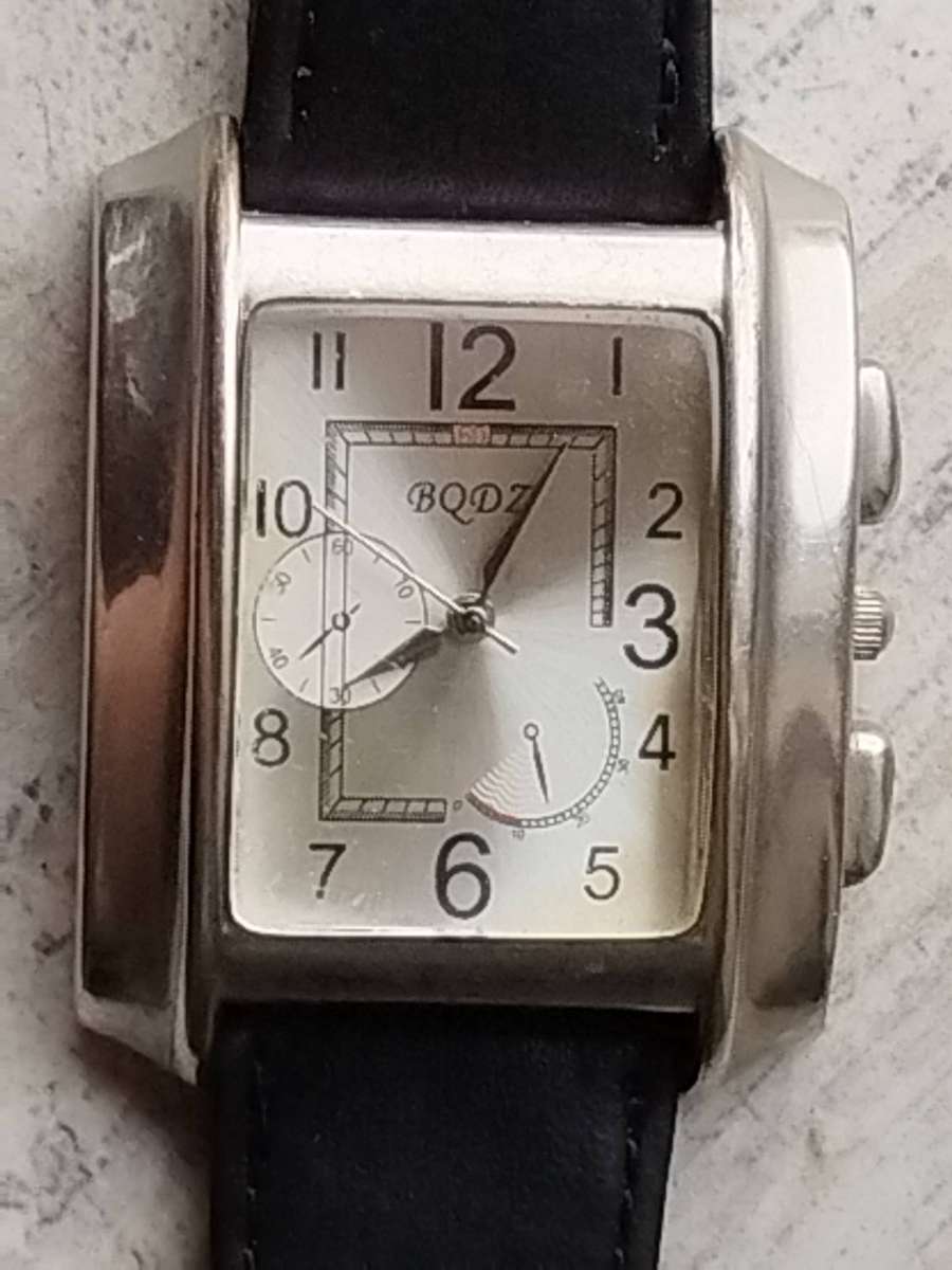 MENS FASHION WATCH WITH GENUINE LEATHER STRAP IN EXCELLENT WORKING CONDITION