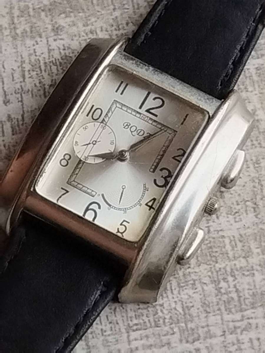 MENS FASHION WATCH WITH GENUINE LEATHER STRAP IN EXCELLENT WORKING CONDITION