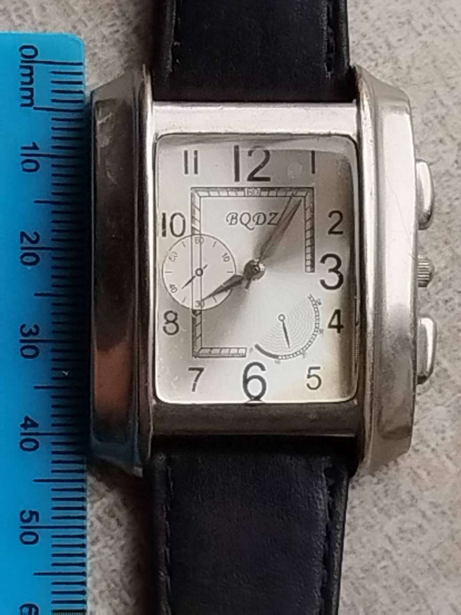 MENS FASHION WATCH WITH GENUINE LEATHER STRAP IN EXCELLENT WORKING CONDITION