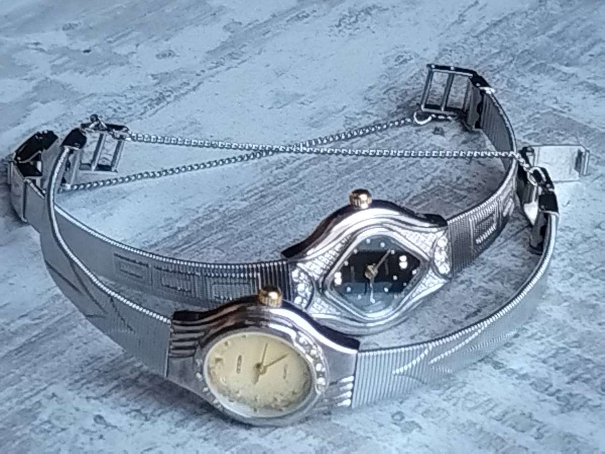 LADIES STAINLESS STEEL WATCH SET BOTH IN EXCELLENT WORKING CONDITION - BIDDING FOR BOTH WATCHES