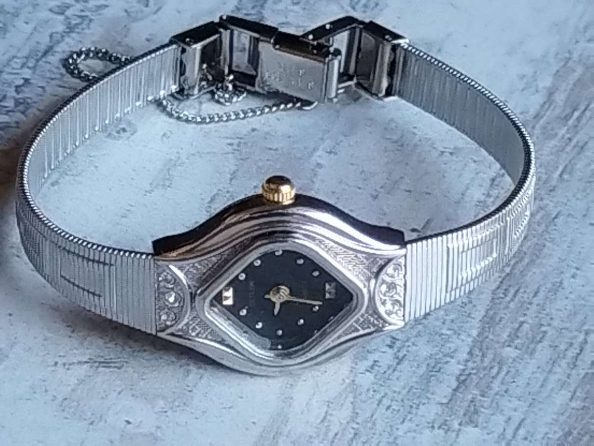 LADIES STAINLESS STEEL WATCH SET BOTH IN EXCELLENT WORKING CONDITION - BIDDING FOR BOTH WATCHES