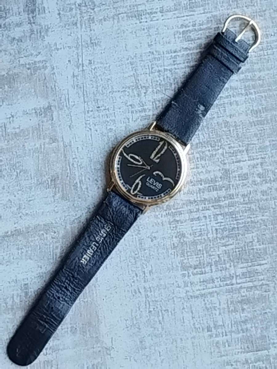 LADIES LEVIS GOLD WATCH IN EXCELLENT WORKING CONDITION