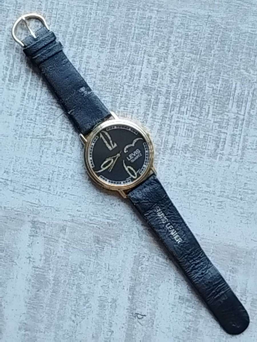 LADIES LEVIS GOLD WATCH IN EXCELLENT WORKING CONDITION