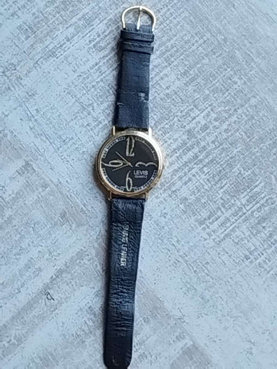 LADIES LEVIS GOLD WATCH IN EXCELLENT WORKING CONDITION