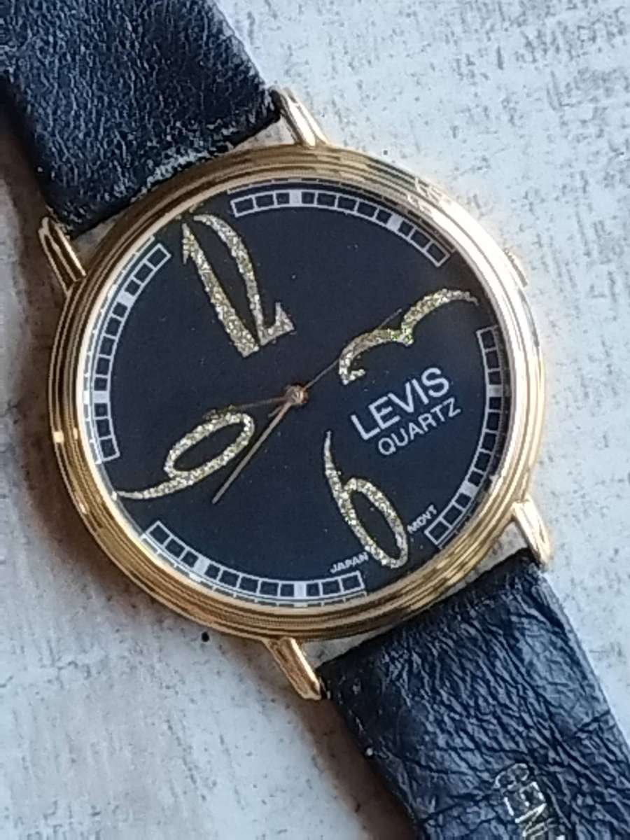 LADIES LEVIS GOLD WATCH IN EXCELLENT WORKING CONDITION