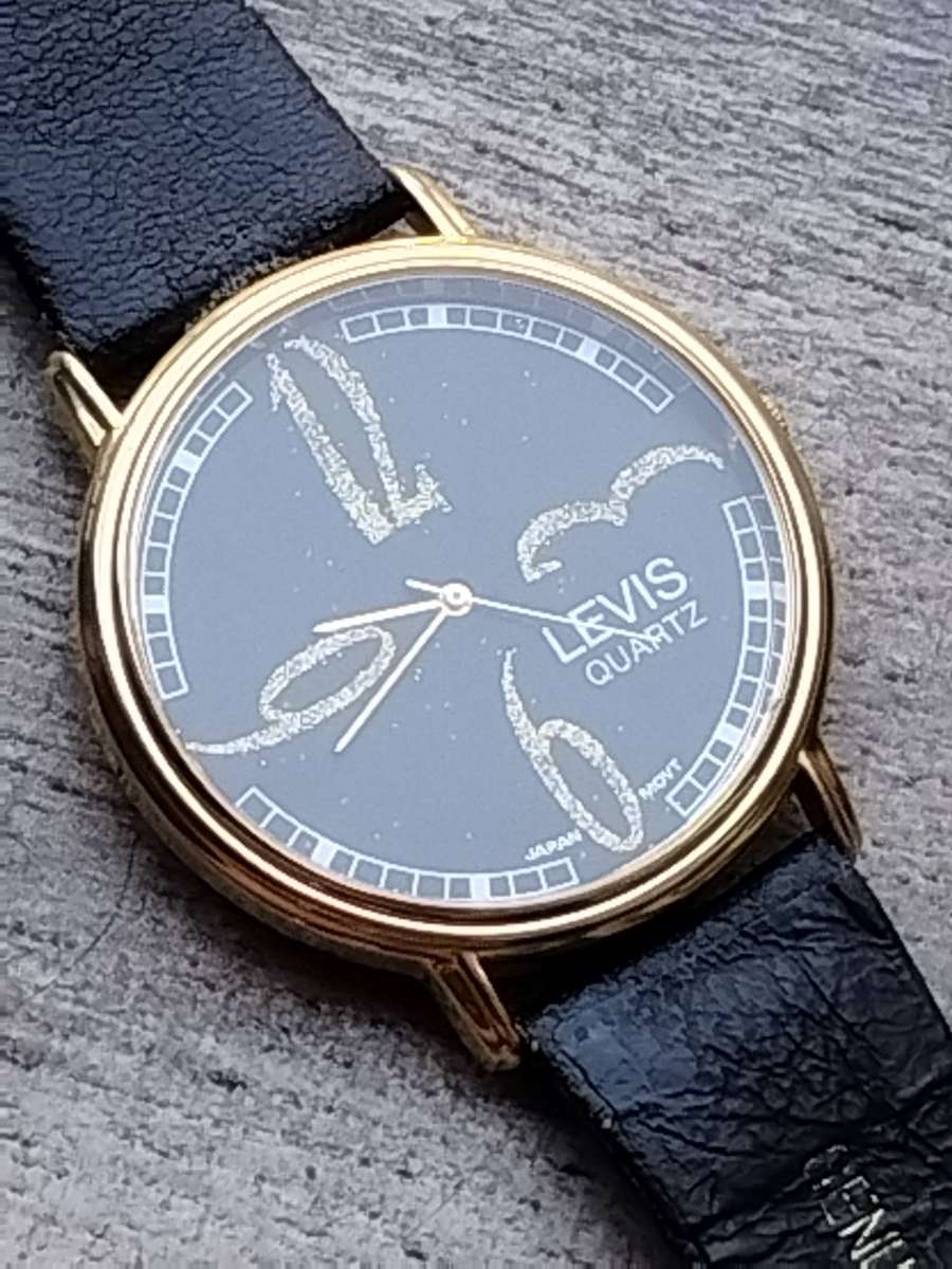 LADIES LEVIS GOLD WATCH IN EXCELLENT WORKING CONDITION
