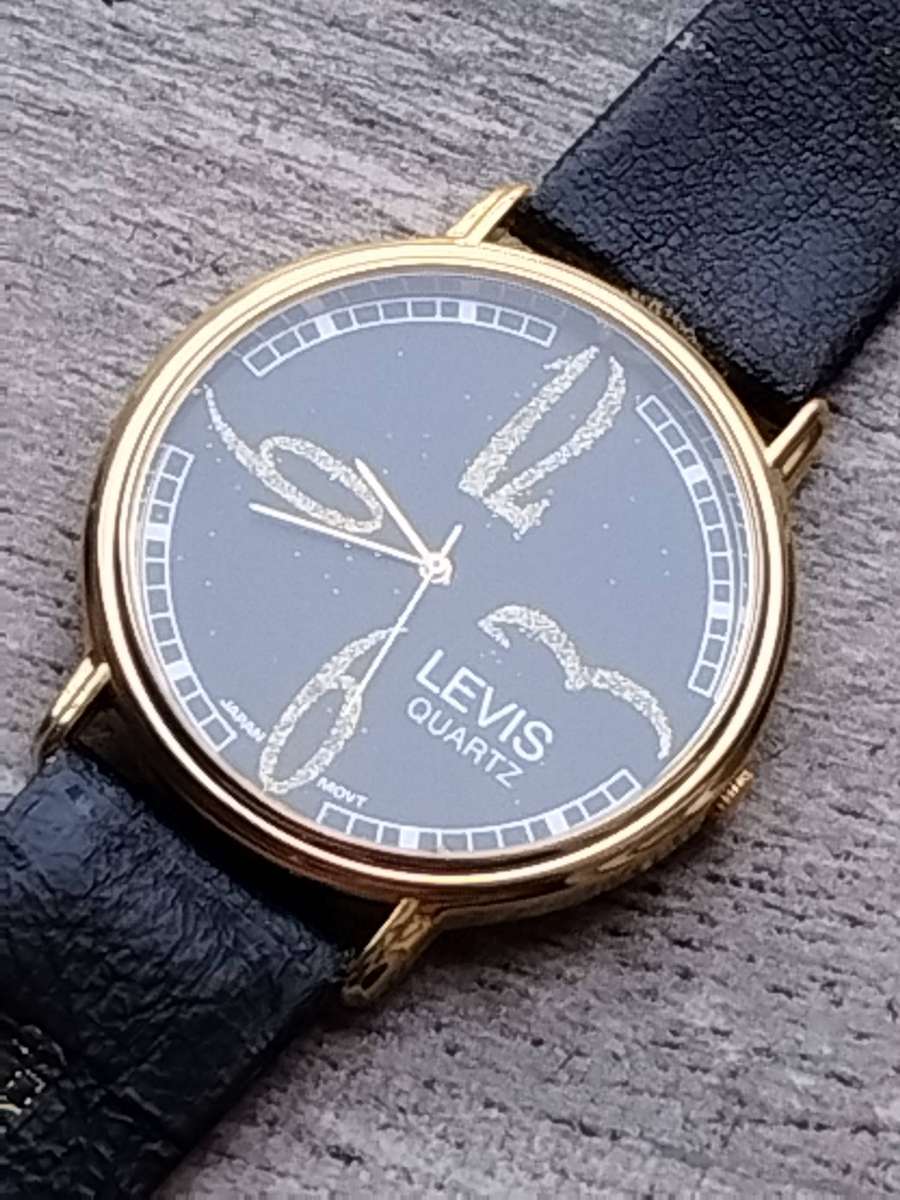 LADIES LEVIS GOLD WATCH IN EXCELLENT WORKING CONDITION