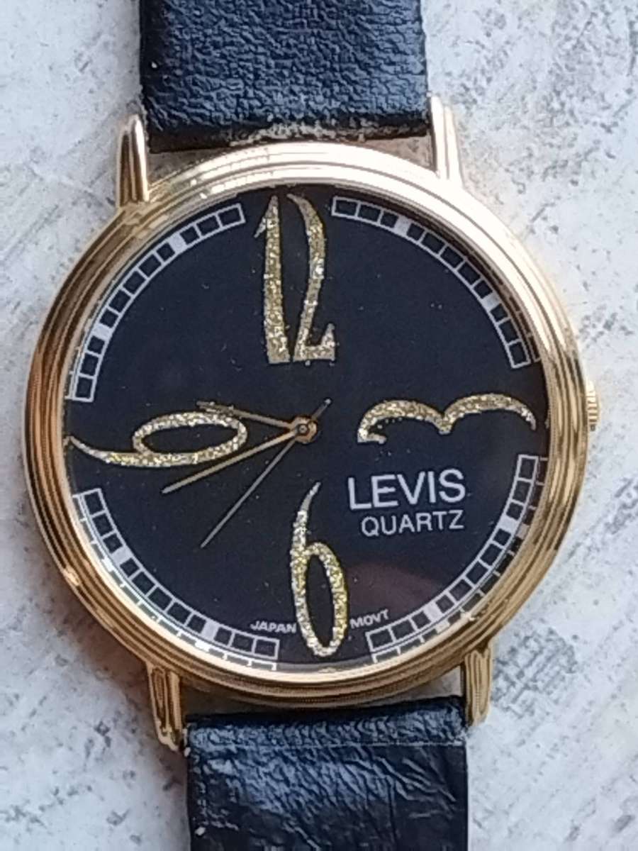 LADIES LEVIS GOLD WATCH IN EXCELLENT WORKING CONDITION