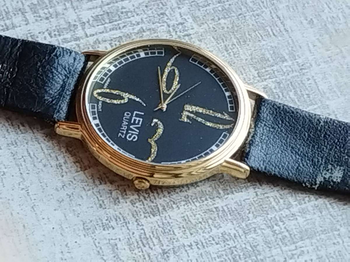 LADIES LEVIS GOLD WATCH IN EXCELLENT WORKING CONDITION