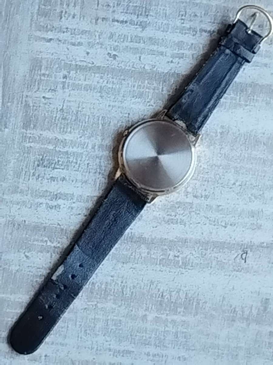 LADIES LEVIS GOLD WATCH IN EXCELLENT WORKING CONDITION