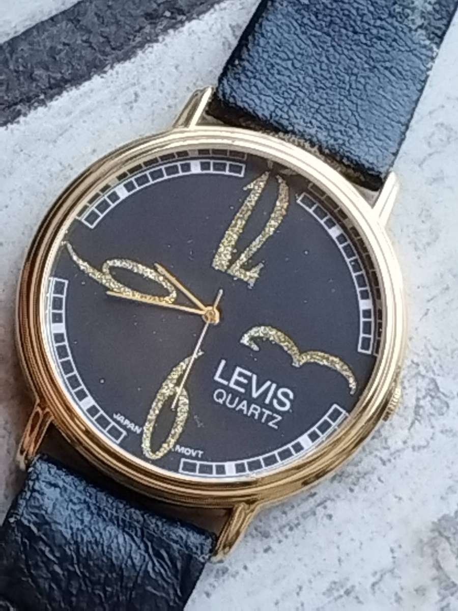 LADIES LEVIS GOLD WATCH IN EXCELLENT WORKING CONDITION