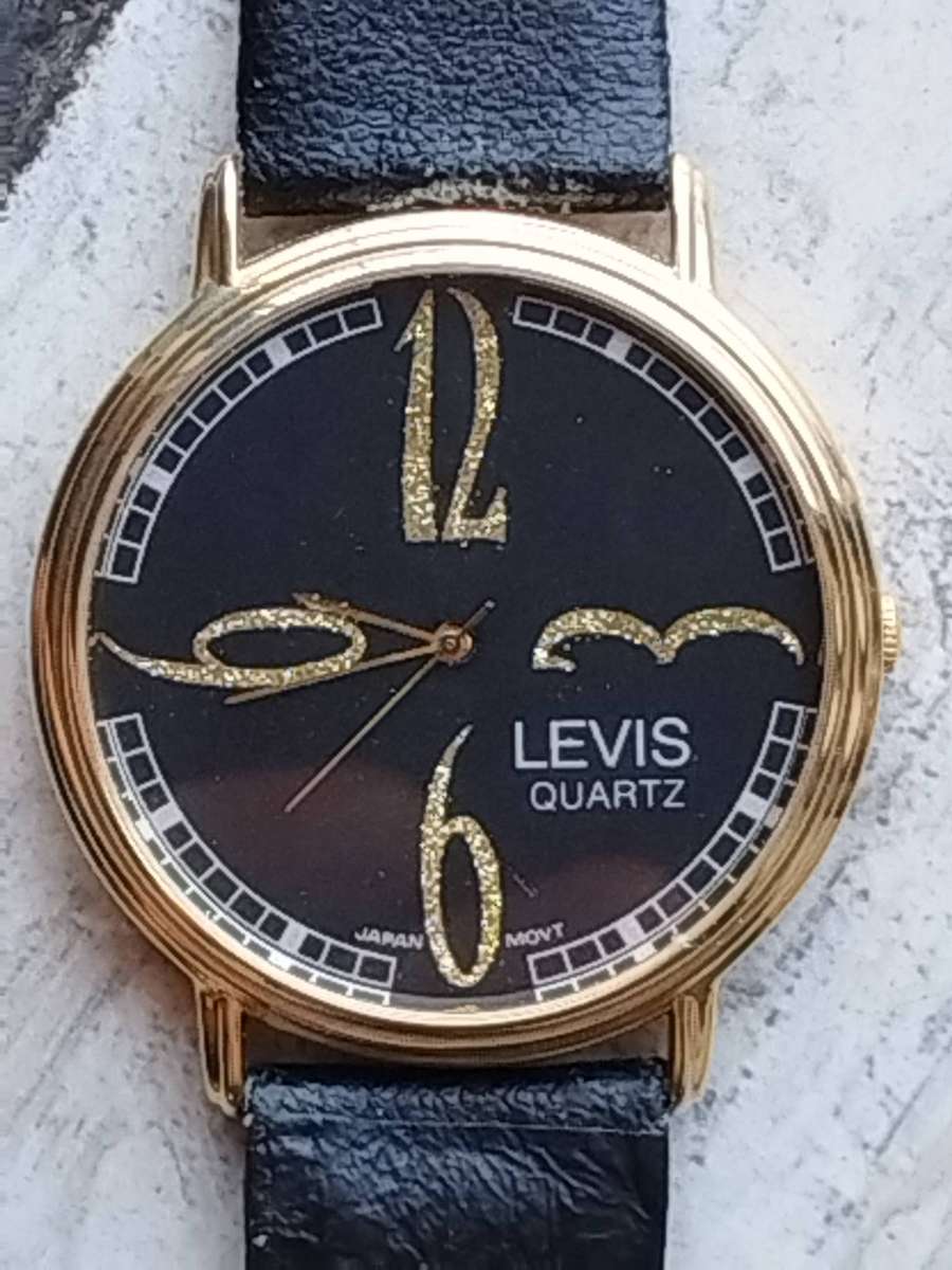 LADIES LEVIS GOLD WATCH IN EXCELLENT WORKING CONDITION