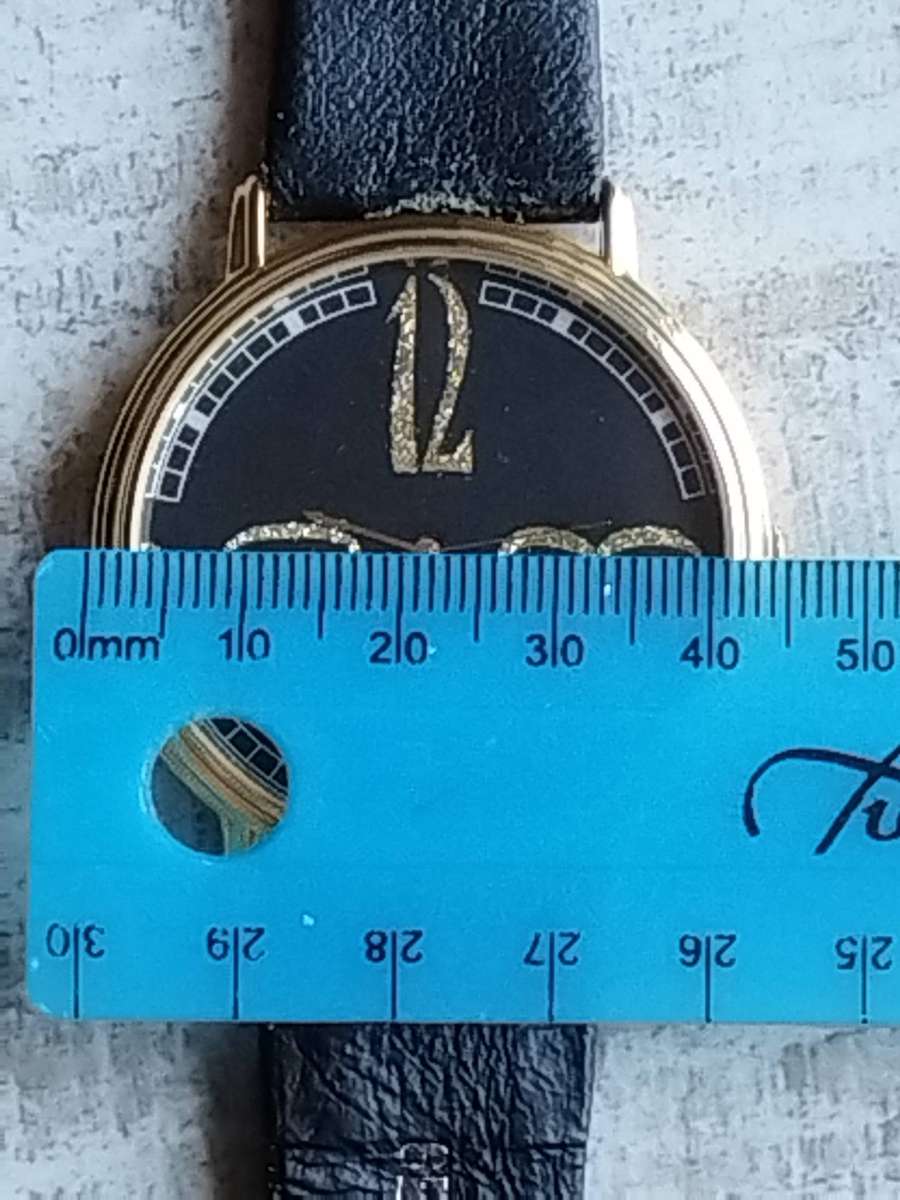 LADIES LEVIS GOLD WATCH IN EXCELLENT WORKING CONDITION