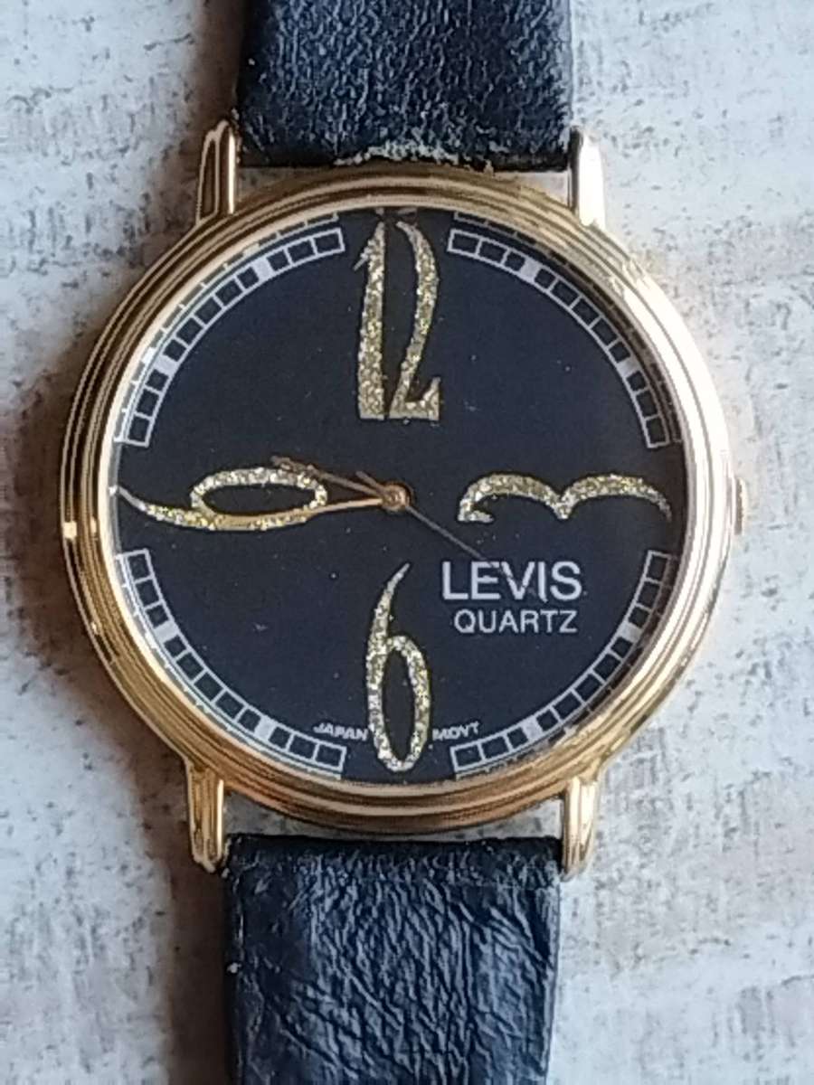 LADIES LEVIS GOLD WATCH IN EXCELLENT WORKING CONDITION