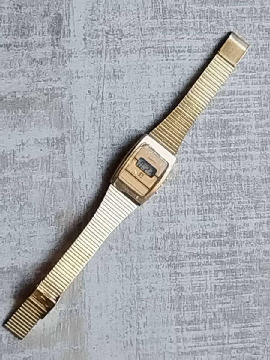 MENS VINTAGE DIGITAL WATCH WITH GOLD STAINLESS STEEL STRAP