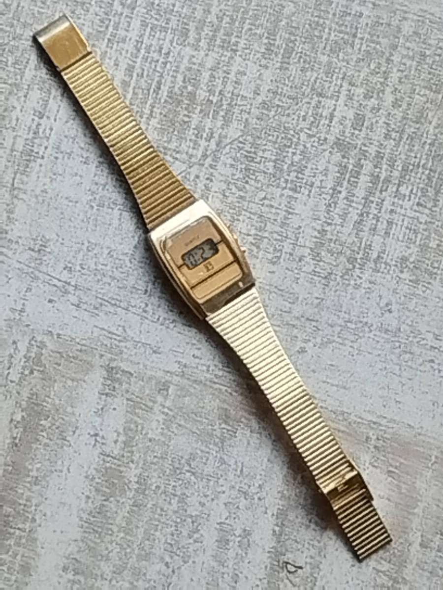 MENS VINTAGE DIGITAL WATCH WITH GOLD STAINLESS STEEL STRAP