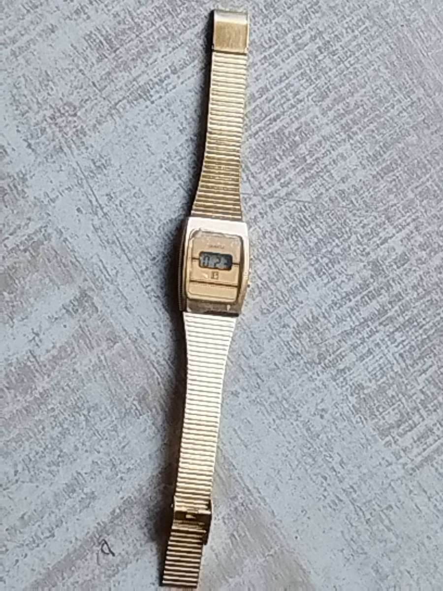 MENS VINTAGE DIGITAL WATCH WITH GOLD STAINLESS STEEL STRAP