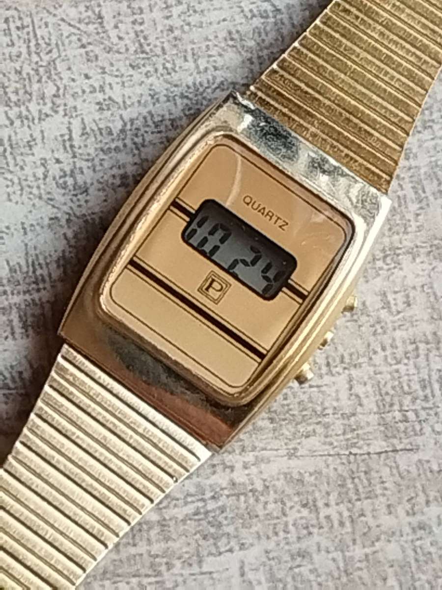 MENS VINTAGE DIGITAL WATCH WITH GOLD STAINLESS STEEL STRAP