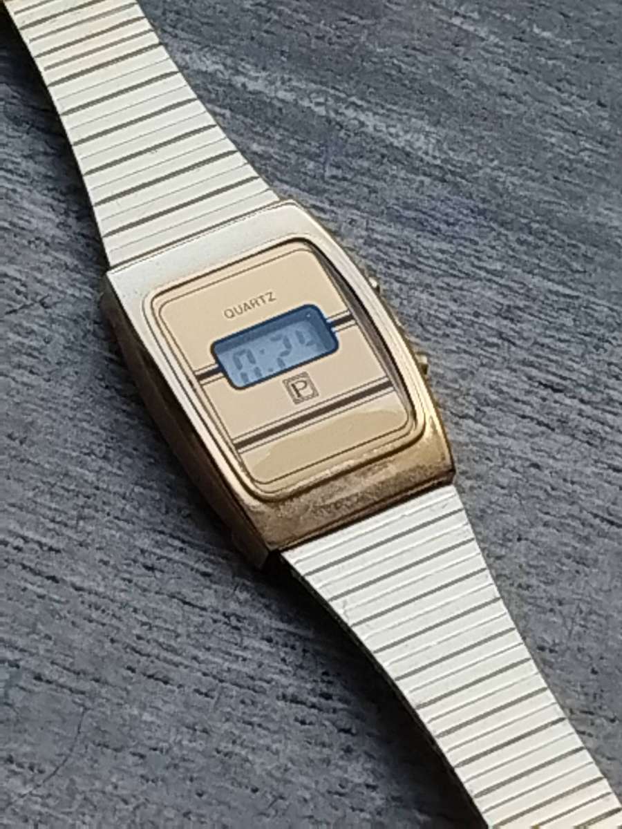 MENS VINTAGE DIGITAL WATCH WITH GOLD STAINLESS STEEL STRAP