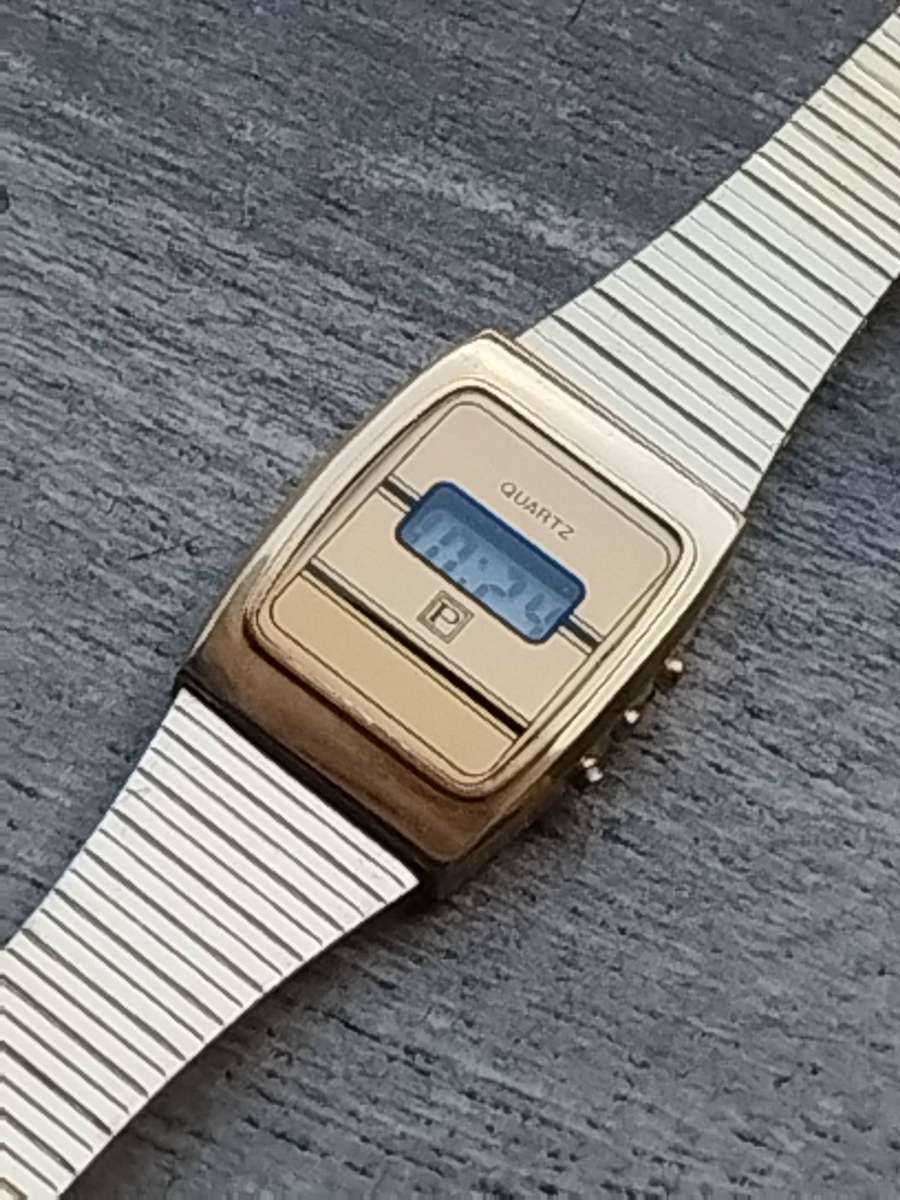 MENS VINTAGE DIGITAL WATCH WITH GOLD STAINLESS STEEL STRAP